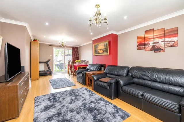 Little Oxhey Lane, Watford Fees Apply, WD19, photo 2