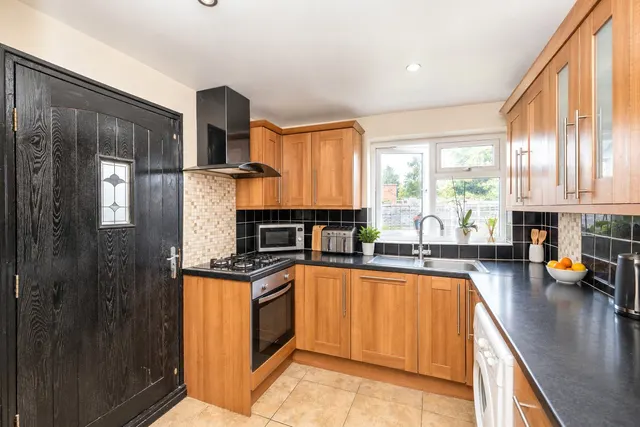 Little Oxhey Lane, Watford Fees Apply, WD19, photo 1