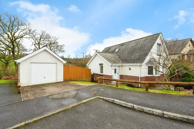 Uwchgwendraeth, Drefach, SA14, photo 1