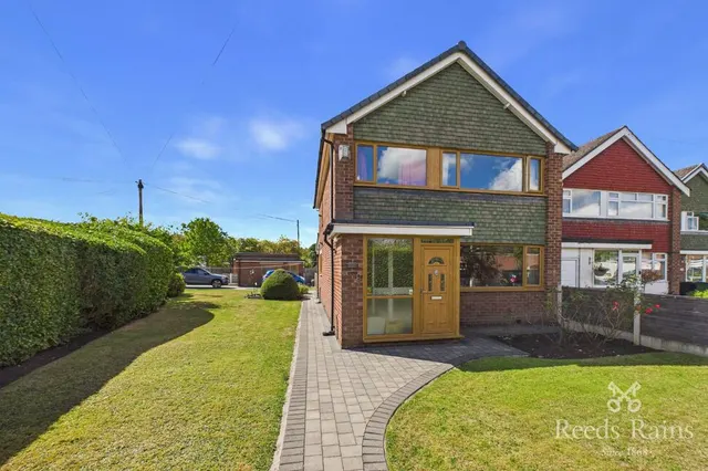 3 bedroom house — Lomond Close, Woodsmoor, Cheshire, SK2
