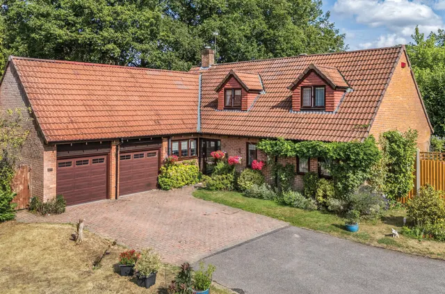 Orchard End, Rowledge, Farnham, Surrey, GU10 4EE, photo 1