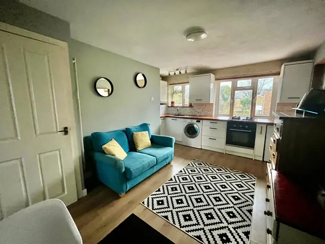 Chelsea Close, Hampton Hill, TW12, photo 2