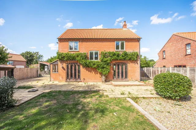 Detached Home with Huge Potential in, photo 3