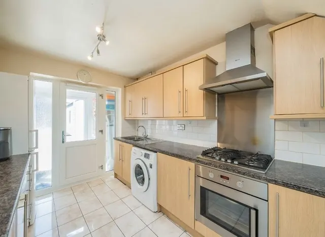 Bear Road, Hanworth, TW13, photo 3