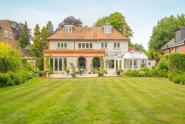 5 bedroom house — Amersham Road, Chesham Bois, Amersham, Buckinghamshire, HP6 5PE