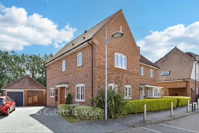Kilnwood Close, Faygate, RH12, photo 1