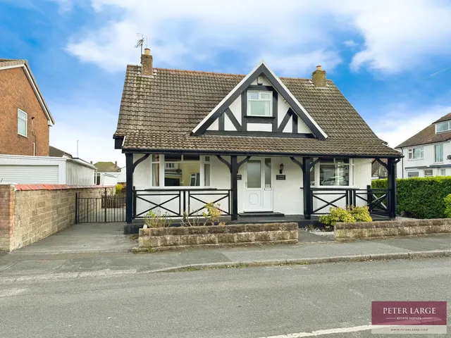 Bryn Avenue, Kinmel Bay, Conwy, LL18 5BH, photo 1