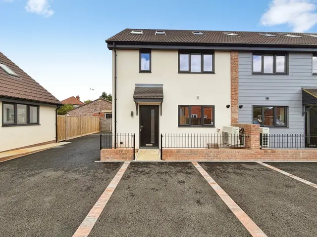 Oldfield Road, Westbury, photo 1