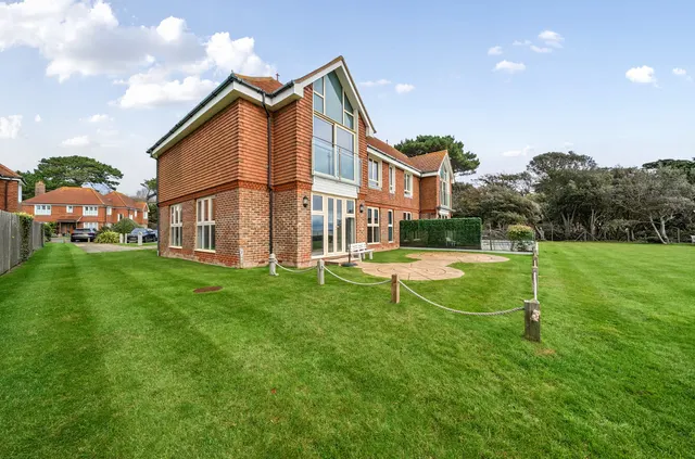 2 bedroom flat, Swordfish Close, Lee-on-the-Solent, PO13
