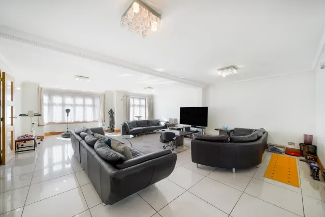 Photo 2 — Sudbury Court Drive , Harrow , HA1 3ST