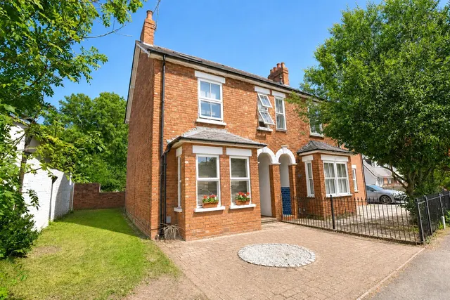 Rectory Road, Farnborough, Hampshire, GU14 7HT, photo 1