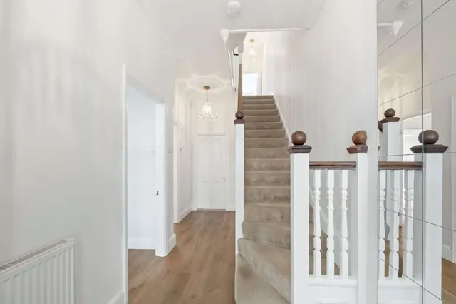 Magdalen Road, London, SW18, photo 3
