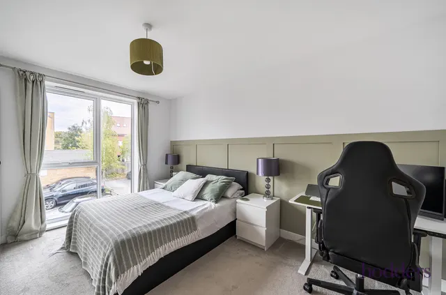 Hawker Drive, Addlestone, KT15, photo 3