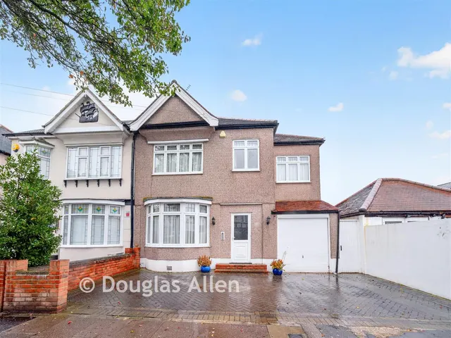 Earlswood Gardens, Clayhall, IG5, photo 1