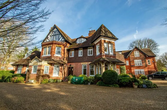 Court Gardens, Goring On Thames, RG8, photo 2