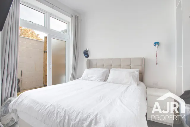 Lingfield Crescent, London, SE9, photo 1