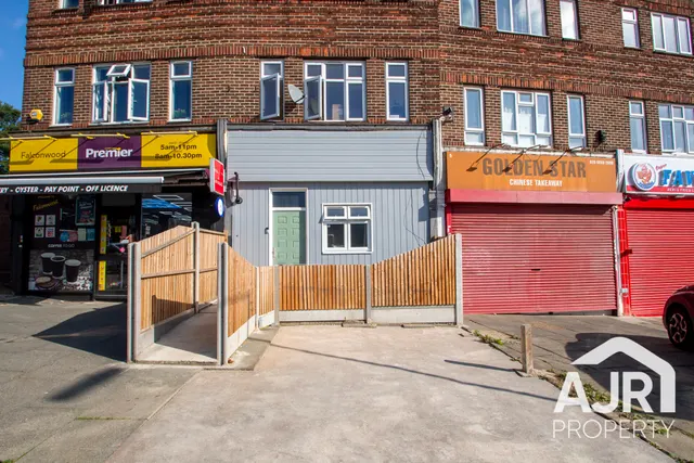 Lingfield Crescent, London, SE9, photo 2