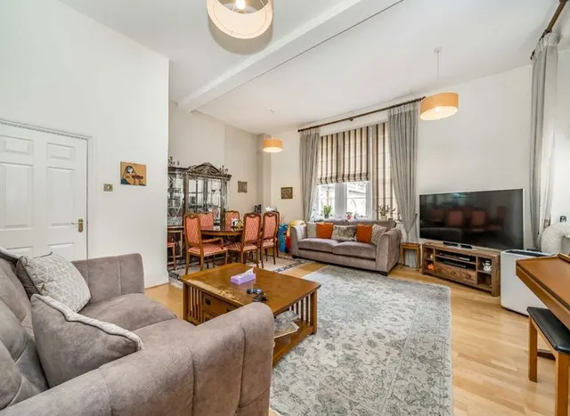 Photo 2 — Royal Drive, New Southgate, N11