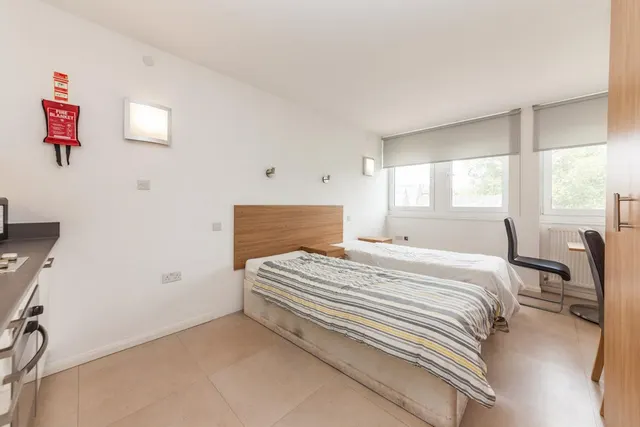 Courland Grove, SW8, photo 2