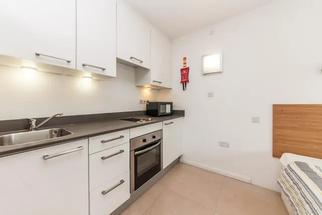 Courland Grove, SW8, photo 1