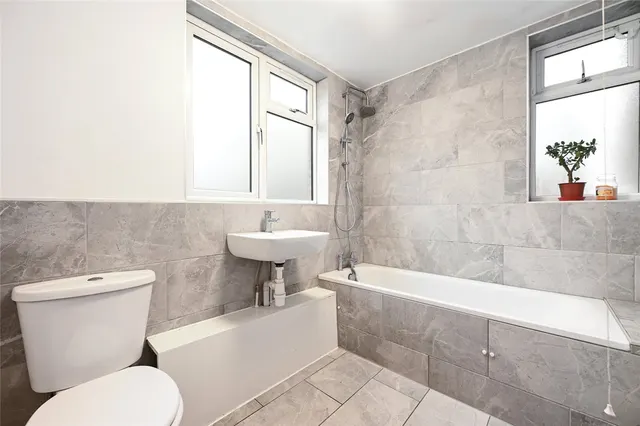 1 bedroom flat — Cathnor Road, London, W12