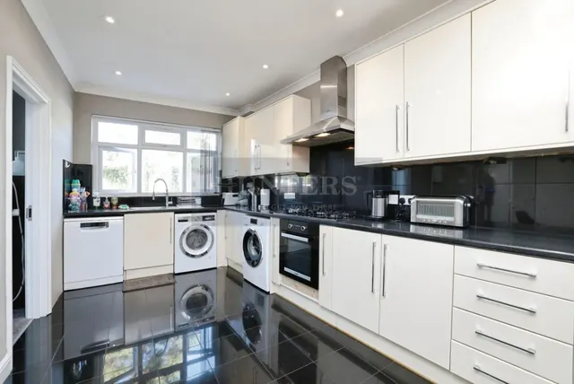 Melbury Avenue, Southall, UB2, photo 2