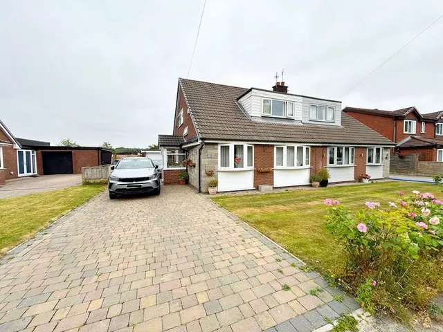 Meadway, Bury, BL9, photo 1