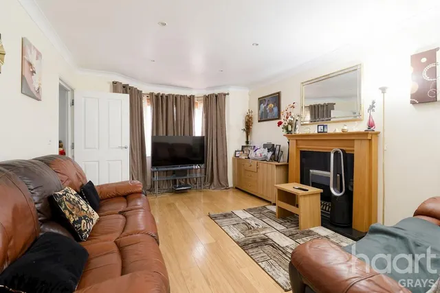 Founes Drive, Chafford Hundred, RM16, photo 3