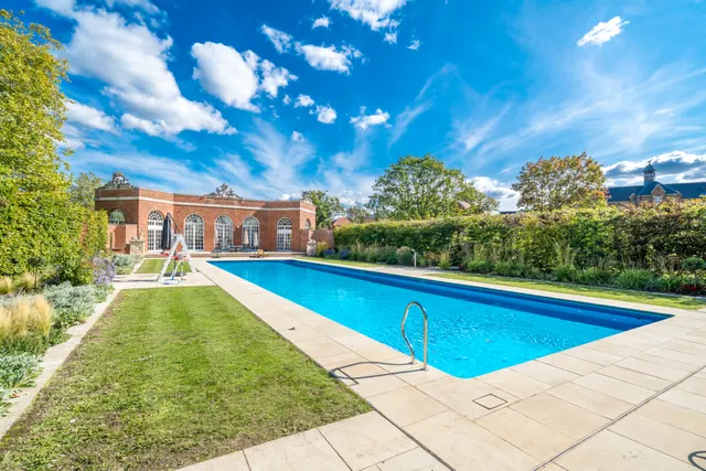 Chaplin Drive, Barnet, EN4, photo 1