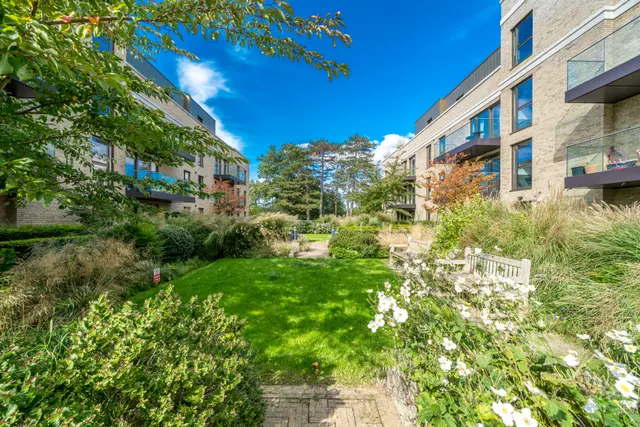Chaplin Drive, Barnet, EN4, photo 2