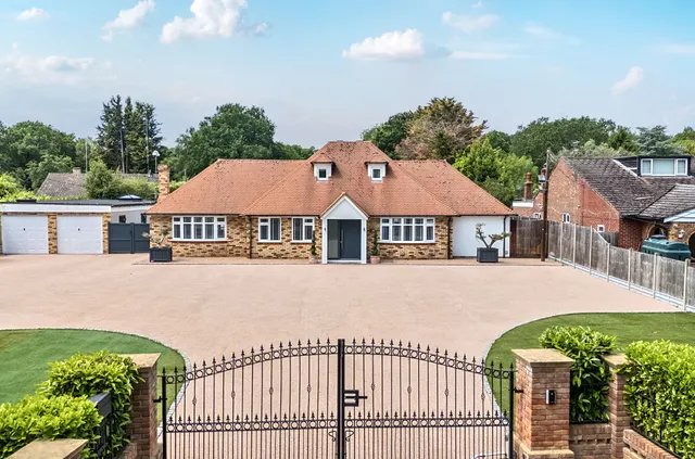 Hurst Lane, Egham, TW20, photo 2