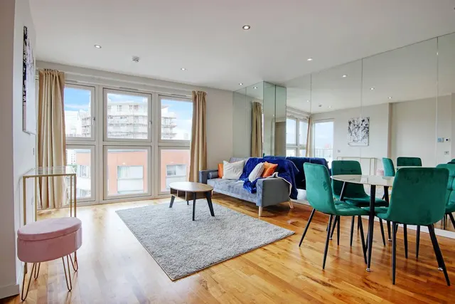 Fairmont Avenue, E14, photo 1