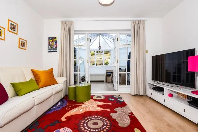 Irvine Place, Virginia Water, GU25, photo 2