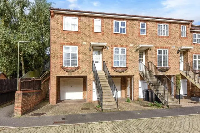 Irvine Place, Virginia Water, GU25, photo 1
