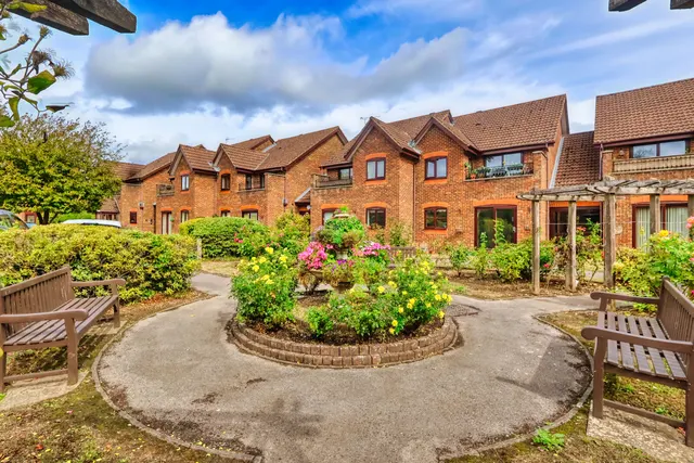 Old School Close, High Wycombe, HP14, photo 1
