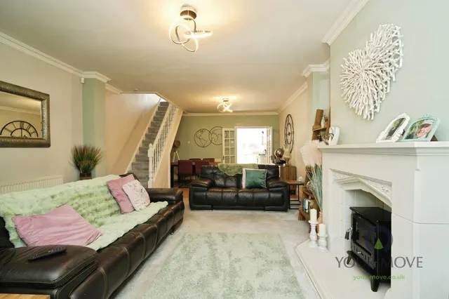 Howard Street, Shaw, OL2, photo 3