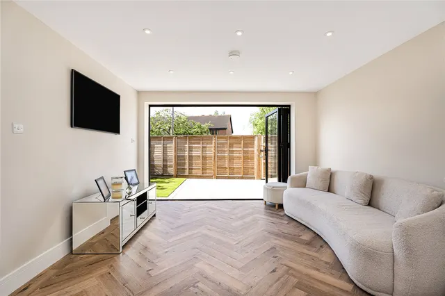 Clarence Street, Egham, TW20, photo 2