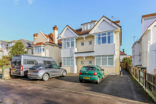 Stourcliffe Avenue, Bournemouth, photo 1
