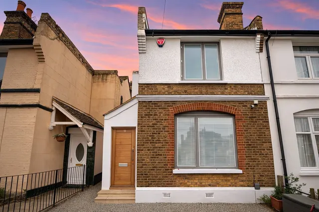 Moat Lane, Erith, DA8, photo 1