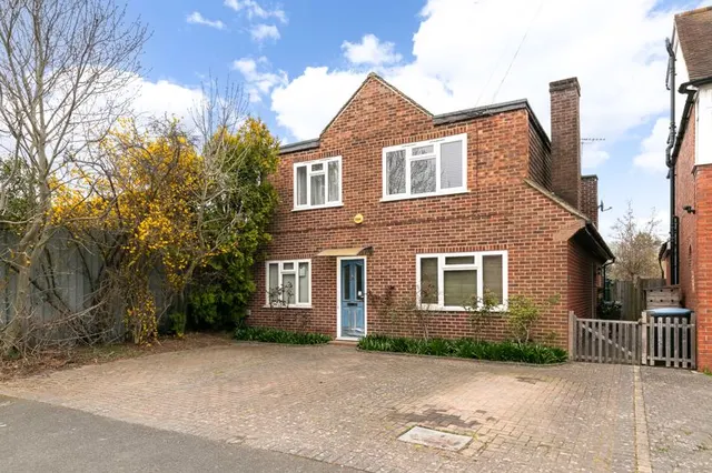 Garden Road, Walton-On-Thames KT12 2HQ, photo 1