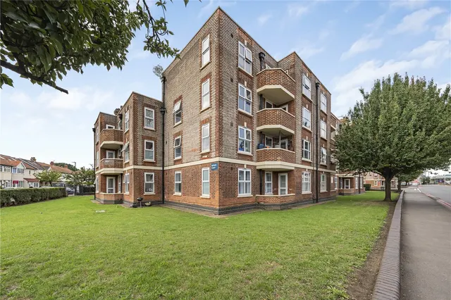 3 bedroom flat, Malden Way, New Malden, KT3