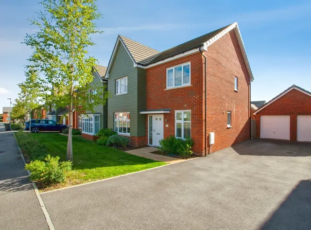 Manser Row, Longhedge, SP4, photo 1