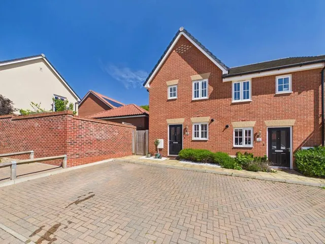 Wardle Close, Brantham, CO11, photo 1