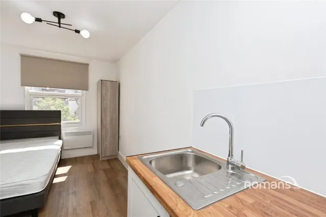 Ash Road, Aldershot, GU12, photo 2