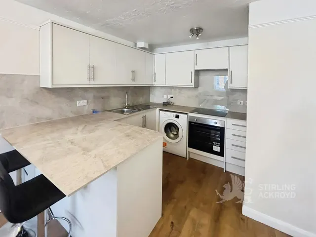 Seymour Way, Sunbury-on-Thames, TW16, photo 1
