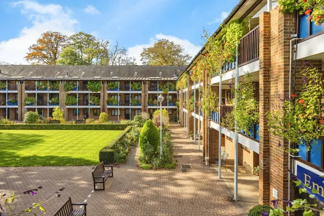 Emmbrook Court, Reading, RG6, photo 2