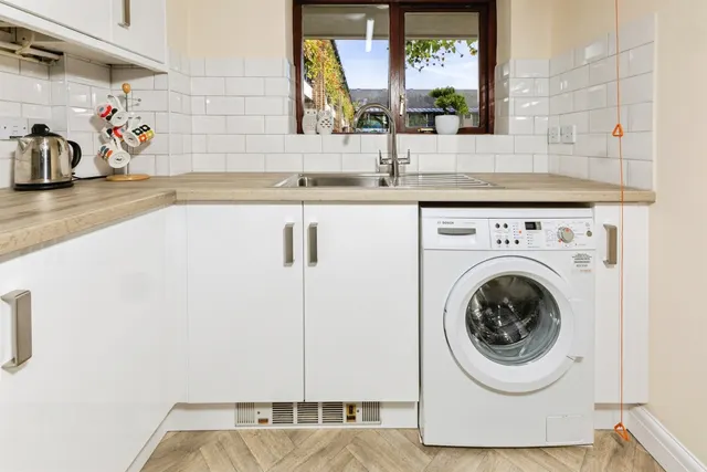 Emmbrook Court, Reading, RG6, photo 3