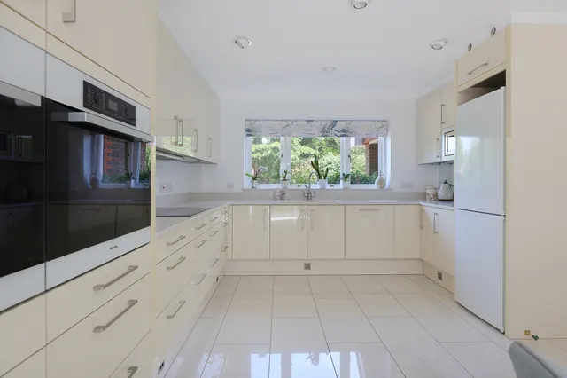 Glenheadon Close, Leatherhead, KT22, photo 3