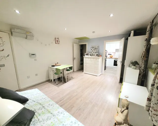 King George Avenue, Watford, WD18, photo 2