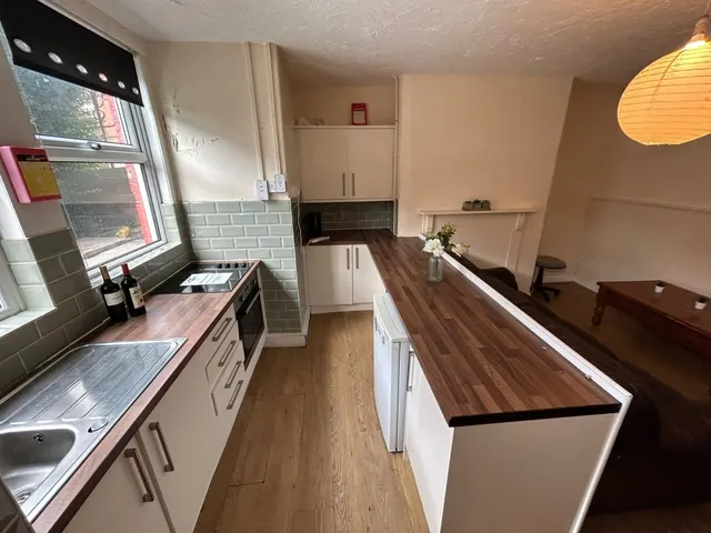 Wrangthorn Place, Hyde Park, LS6, photo 2
